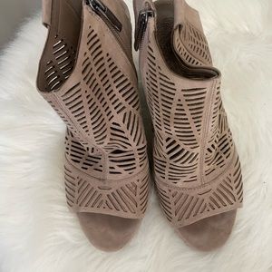 Vince Camuto open toe suede sandal Kimora . Size 8